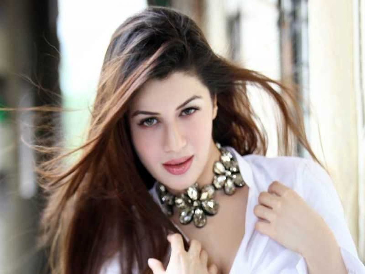 Kainaat arora boobs